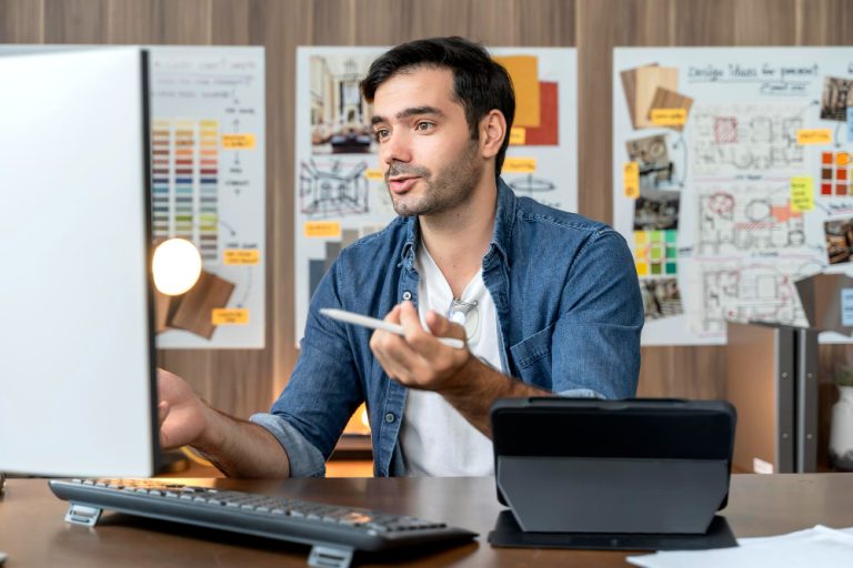 Profissional analisando informações financeiras no computador durante planejamento tributário para infoprodutores em escritório.